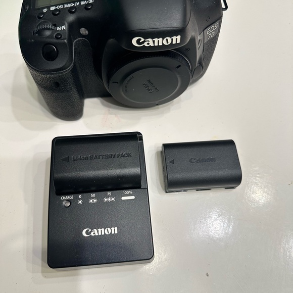 Canon EOS 7D Camera DSLR (DS126251) Sigma 18-135mm Lens filter battery and more - Picture 5 of 11